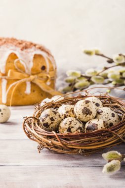 Bıldırcın yumurta yuvada Paskalya bileşimi