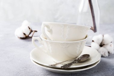 İki retro porselen çay bardak