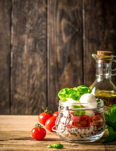 Salada Caprese em frasco de vidro . — Fotografia de Stock