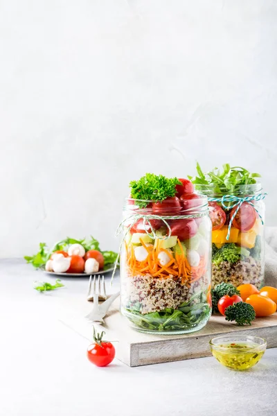 Salada em frasco de vidro com quinoa — Fotografia de Stock