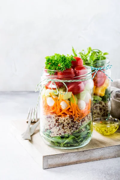 Salada em frasco de vidro com quinoa — Fotografia de Stock