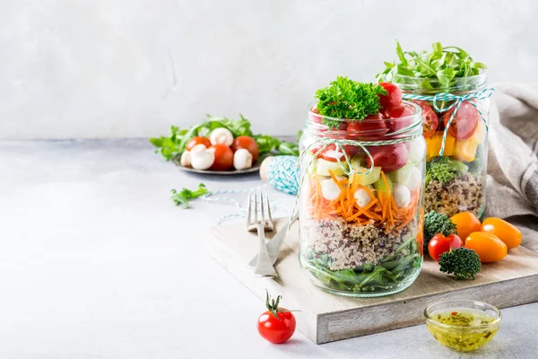 Salada em frasco de vidro com quinoa — Fotografia de Stock