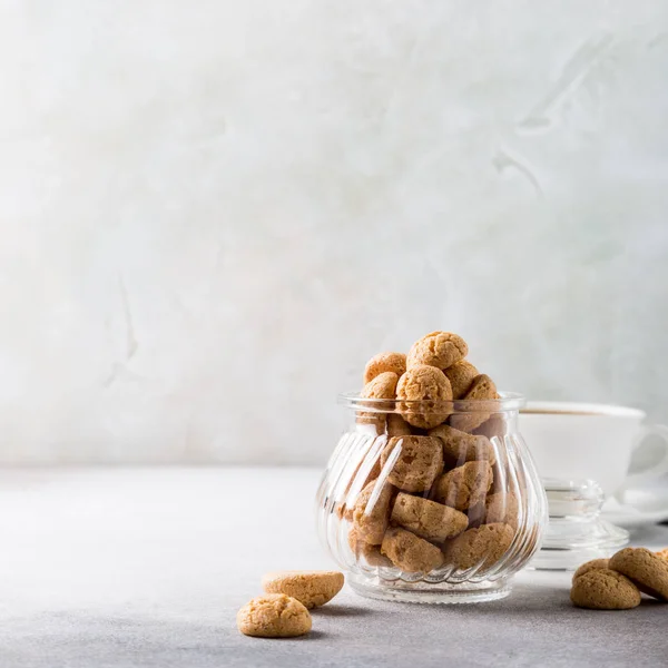 Biscoitos Amaretti com xícara branca de café — Fotografia de Stock