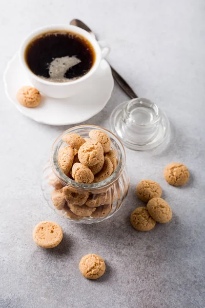 Biscoitos Amaretti com xícara branca de café — Fotografia de Stock