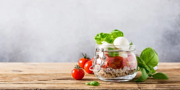 Ensalada de Caprese en tarro de vidrio . — Foto de Stock