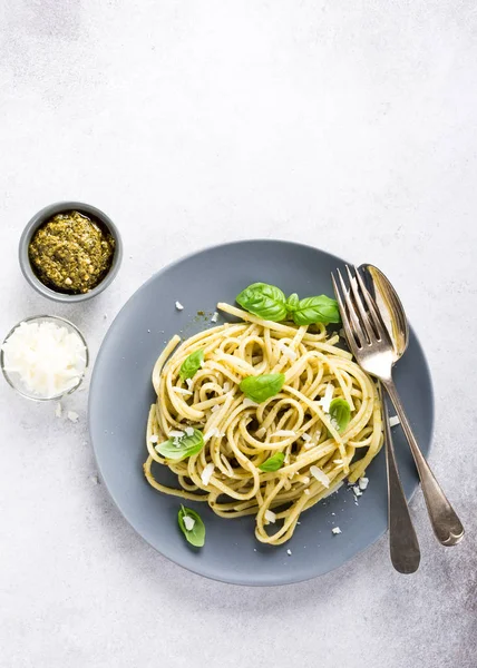 Linguine with green pesto — Stock Photo, Image