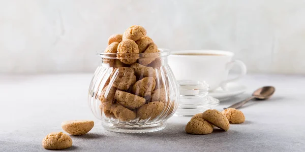 Biscoitos Amaretti com xícara branca de café — Fotografia de Stock