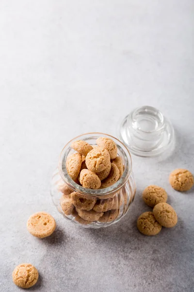 Galletas amaretti en maceta de vidrio —  Fotos de Stock