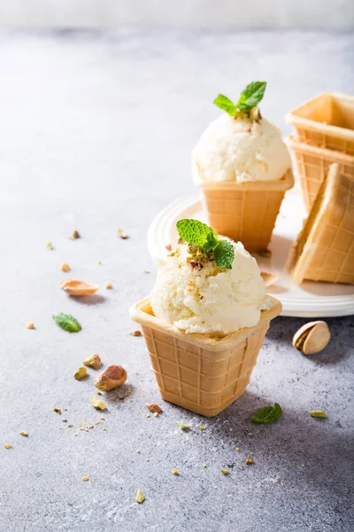 Wafel kopjes met vanille-ijs — Stockfoto