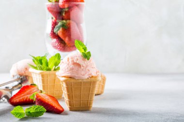 Gözleme bardak çilek dondurma ile