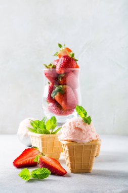 Gözleme bardak çilek dondurma ile