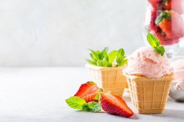 Gözleme bardak çilek dondurma ile