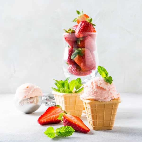 Copas de gofre con helado de fresa — Foto de Stock