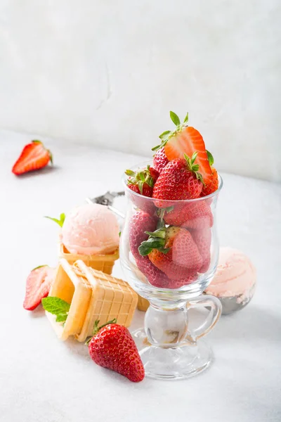 Copas de gofre con helado de fresa — Foto de Stock