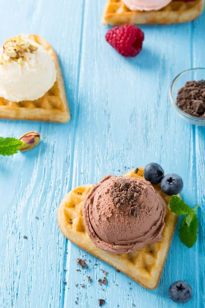 Вафли с шоколадным мороженым — стоковое фото