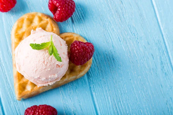 Waffle com sorvete de framboesas — Fotografia de Stock