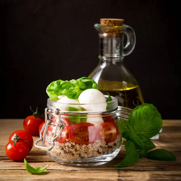 Salada Caprese em frasco de vidro . — Fotografia de Stock