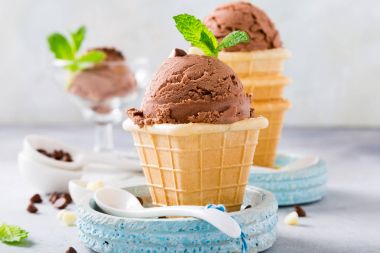 Gözleme fincan çikolatalı dondurma ile