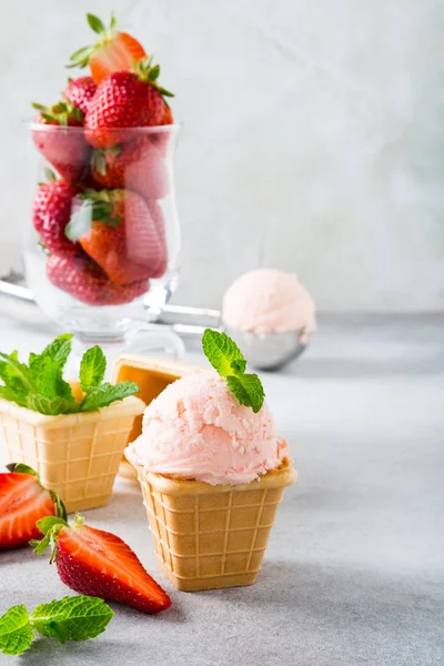 草莓冰淇淋华夫格杯 — 图库照片