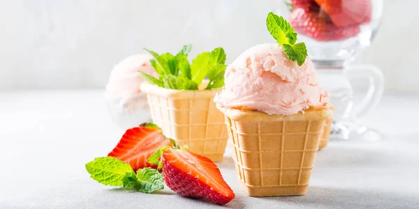 Copas de gofre con helado de fresa — Foto de Stock