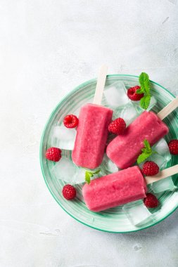 ev yapımı çilekli dondurmayı