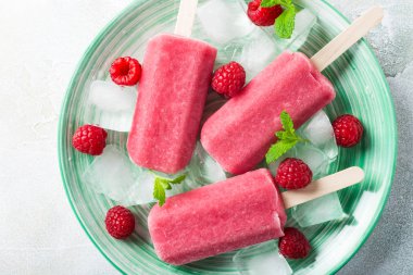 ev yapımı çilekli dondurmayı