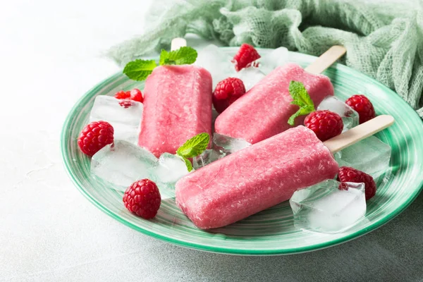 Popsicles à la fraise maison — Photo