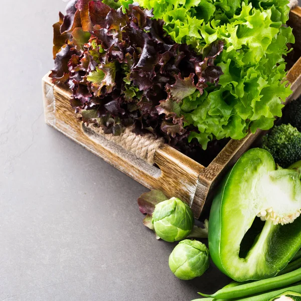 Фон с разнообразными зелеными овощами — стоковое фото