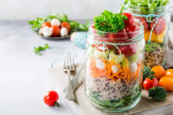 Salade dans un bocal en verre au quinoa — Photo