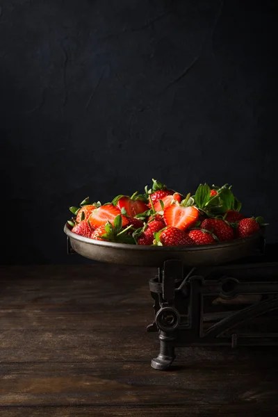 Čerstvé jahody na vinobraní váhy — Stock fotografie