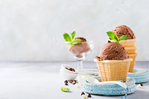 Вафельницы с шоколадным мороженым — стоковое фото