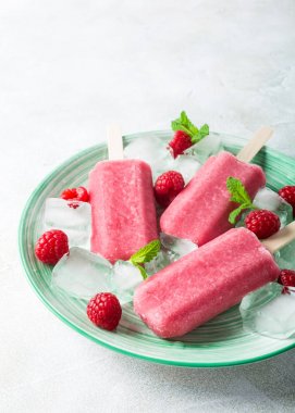 Ev yapımı ahududu popsicles