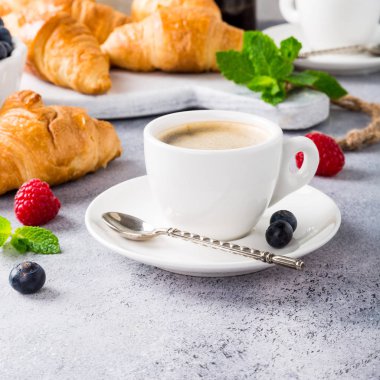 Sağlıklı kahvaltı croissants ve kahve