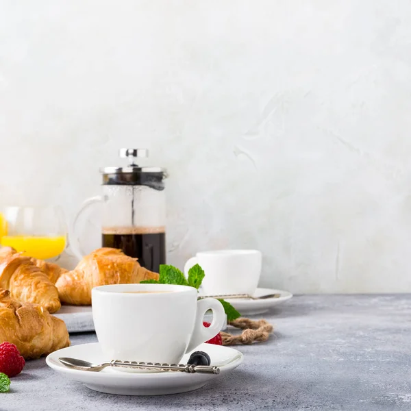 Xícaras brancas de café e croissants — Fotografia de Stock