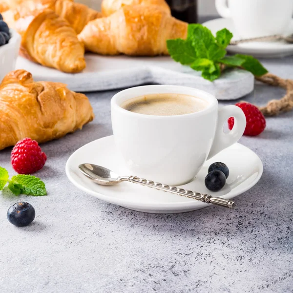 Gesundes Frühstück mit Kaffee und Croissants — Stockfoto