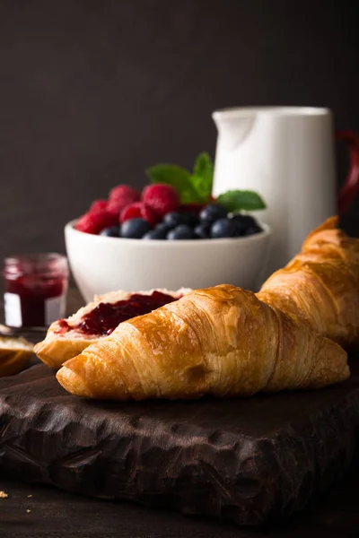 Heerlijk ontbijt met verse croissants — Stockfoto
