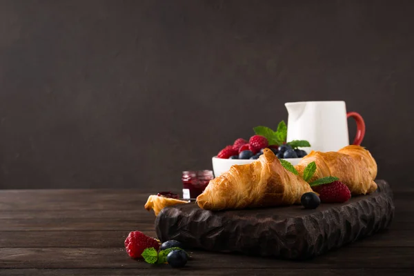 Heerlijk ontbijt met verse croissants — Stockfoto