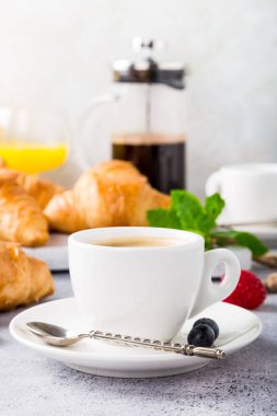 Sağlıklı kahvaltı croissants ve kahve