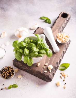 Pesto sos yapmak için malzemeler