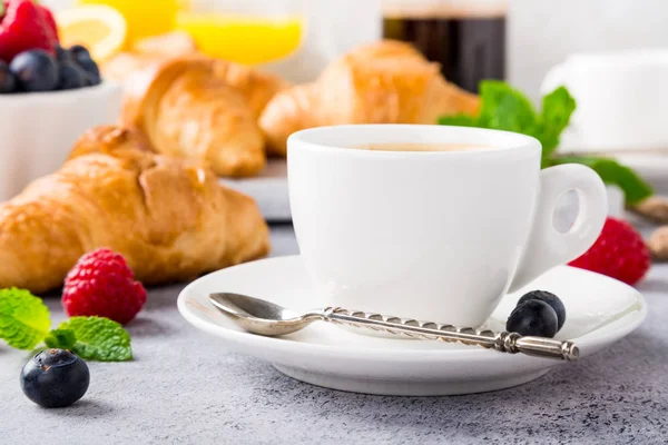 Weiße Tassen Kaffee und Croissants — Stockfoto