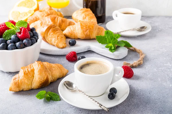 Gezond ontbijt met koffie en croissants — Stockfoto