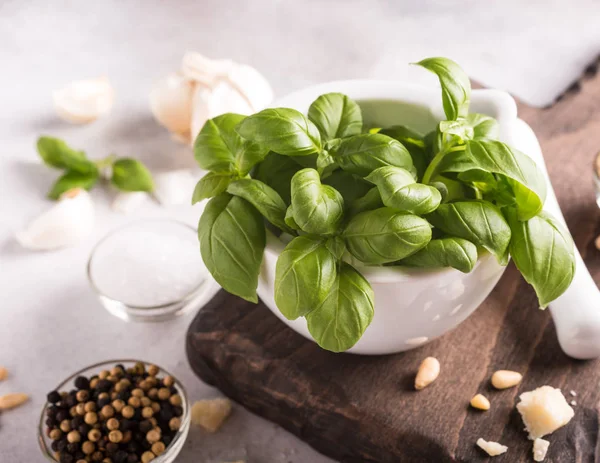 Ingredienti per la preparazione della salsa al pesto — Foto Stock