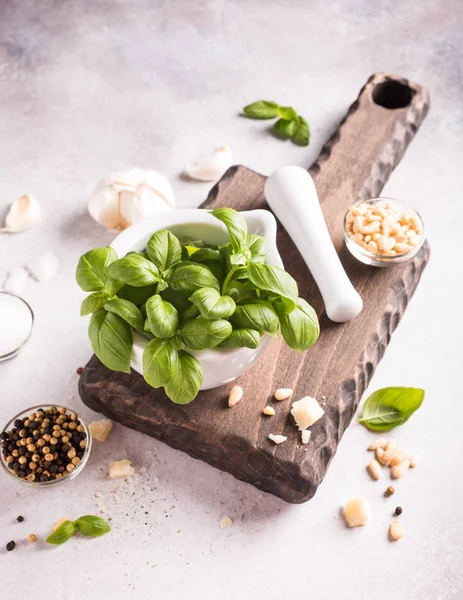 Ingredientes para fazer molho pesto — Fotografia de Stock