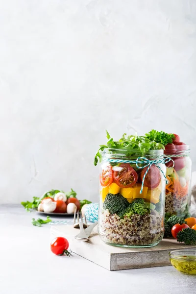 Salada em frasco de vidro com quinoa — Fotografia de Stock