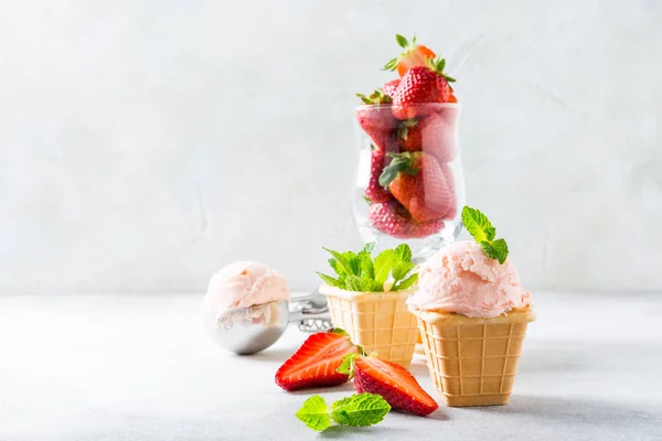 Copas de gofre con helado de fresa — Foto de Stock