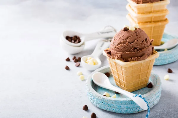 Copos de waffle com sorvete de chocolate — Fotografia de Stock