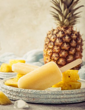 Ev yapımı ananas popsicles