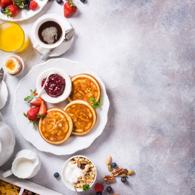 Çeşitli sağlıklı kahvaltı