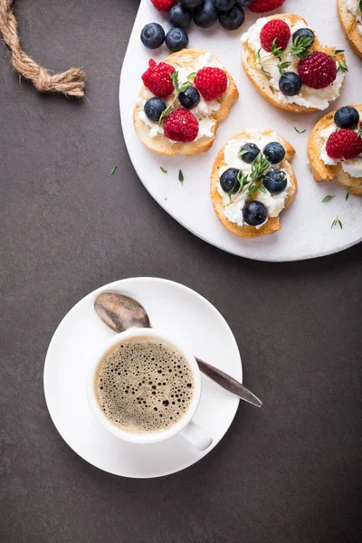 Tasse de café avec sandwichs aux fruits — Photo