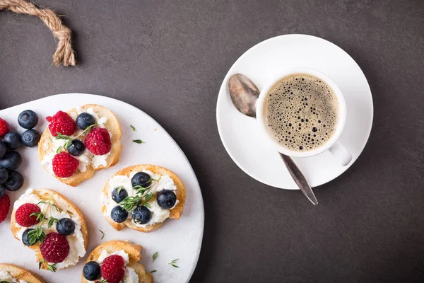 Kopje koffie met vrucht broodjes — Stockfoto